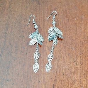 Silver feather dangling earrings